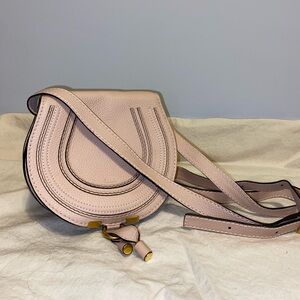 Chloe small Marcie saddle bag in grained leather, color Cement Pink